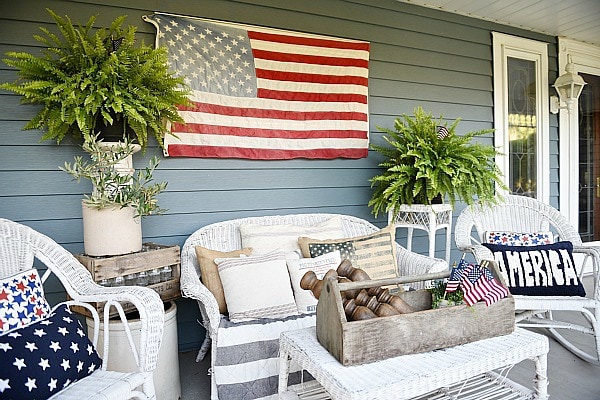 Farmhouse style fourth of july porch - Great inspiration for farmhouse decor ideas! 