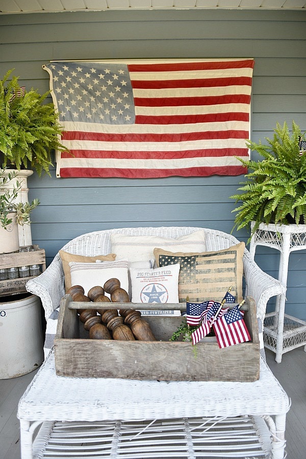 Farmhouse style fourth of july porch - Great inspiration for farmhouse decor ideas! 