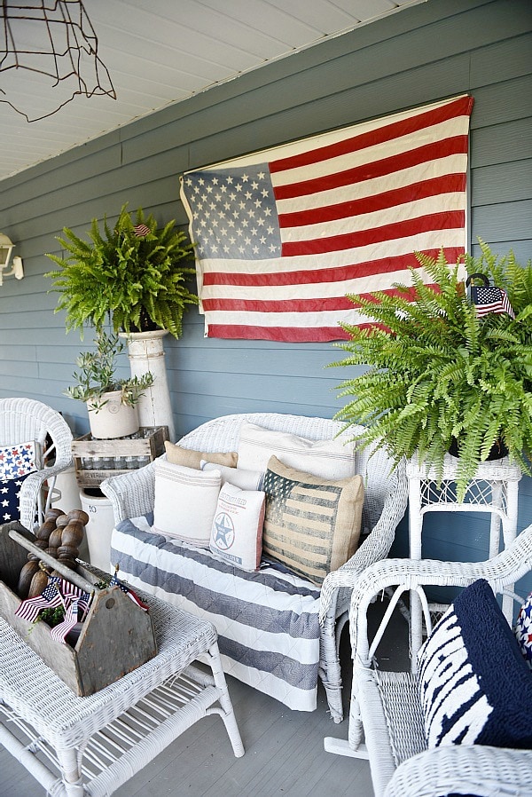 Farmhouse style fourth of july porch - Great inspiration for farmhouse decor ideas! 
