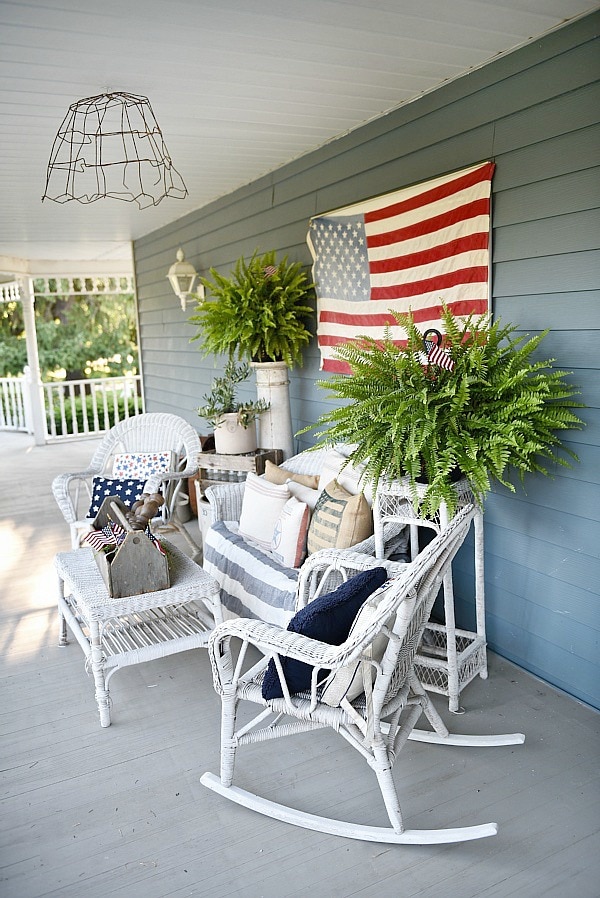 Farmhouse style fourth of july porch - Great inspiration for farmhouse decor ideas! 