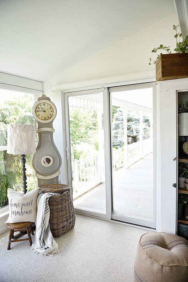Farmhouse sunroom makeover - Using magnolia home paint. A must see for farmhouse makeover inspiration! 