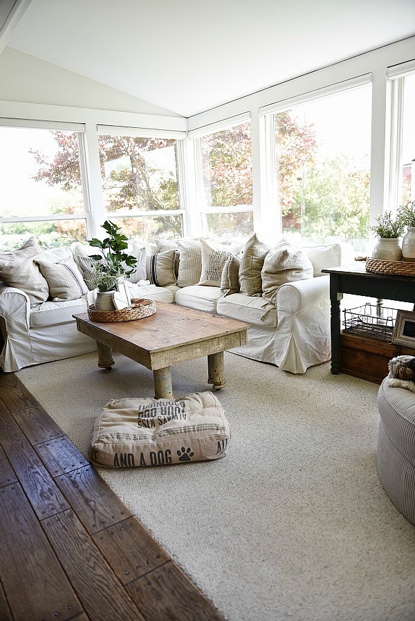 Farmhouse sunroom makeover - Using magnolia home paint. A must see for farmhouse makeover inspiration! 