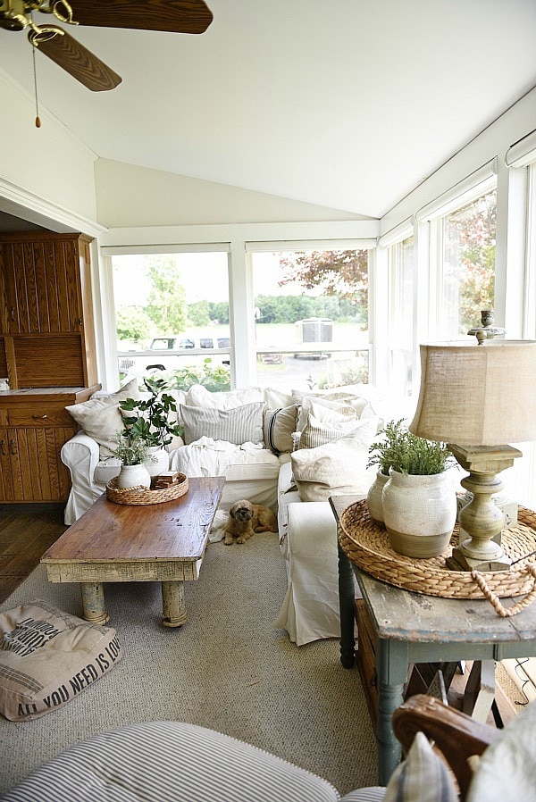 Farmhouse sunroom makeover - Using magnolia home paint. A must see for farmhouse makeover inspiration! 