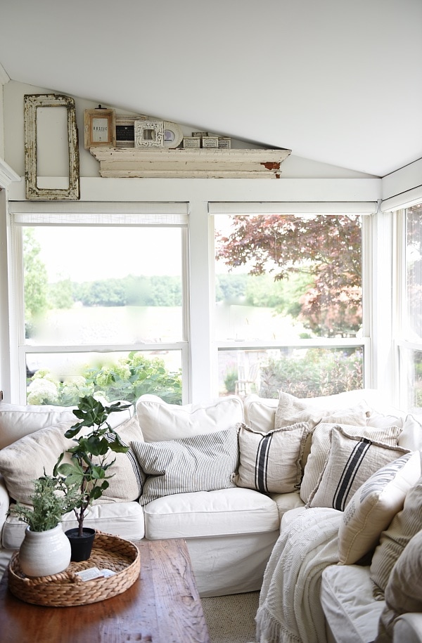 Farmhouse sunroom - cozy light and airy cottage style farmhouse. A great pin for farmhouse home decor! 