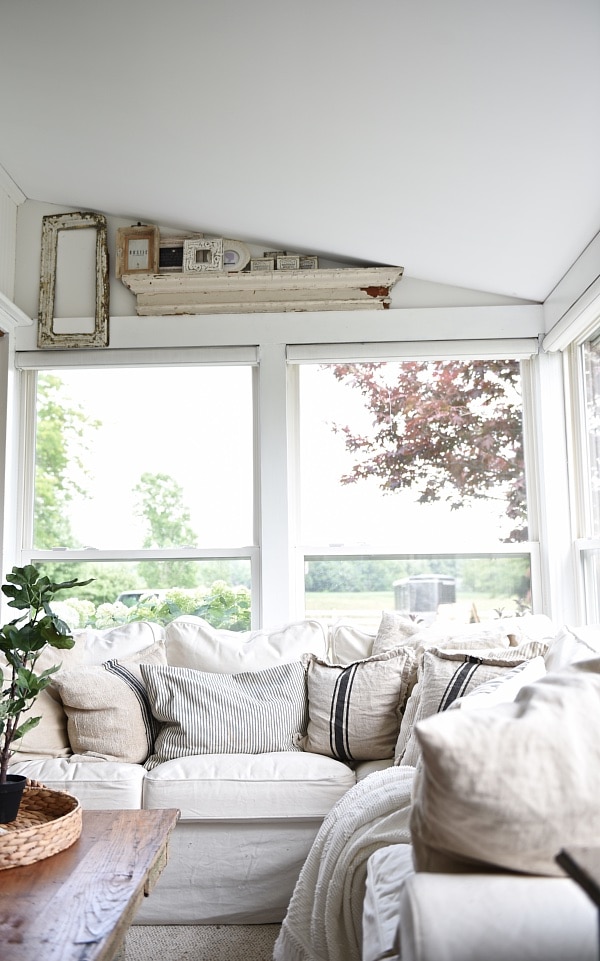Farmhouse sunroom - cozy light and airy cottage style farmhouse. A great pin for farmhouse home decor! 
