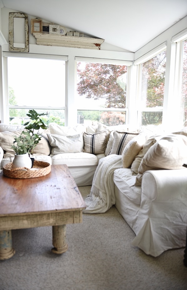 Farmhouse sunroom - cozy light and airy cottage style farmhouse. A great pin for farmhouse home decor! 