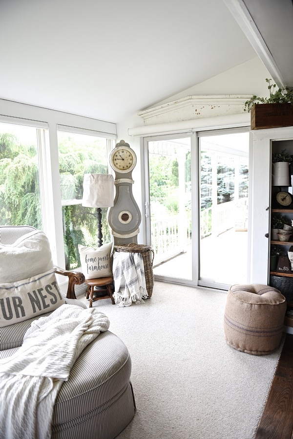 Farmhouse sunroom - cozy light and airy cottage style farmhouse. A great pin for farmhouse home decor! 