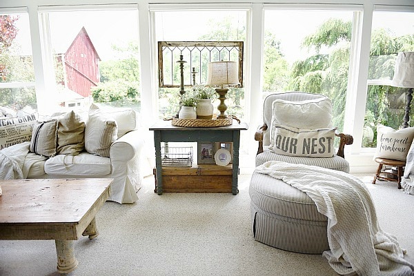Farmhouse cozy sunroom - Cottage style farmhouse home decor. A great pin for rustic farmhouse decor inspiration & DIY projects! 