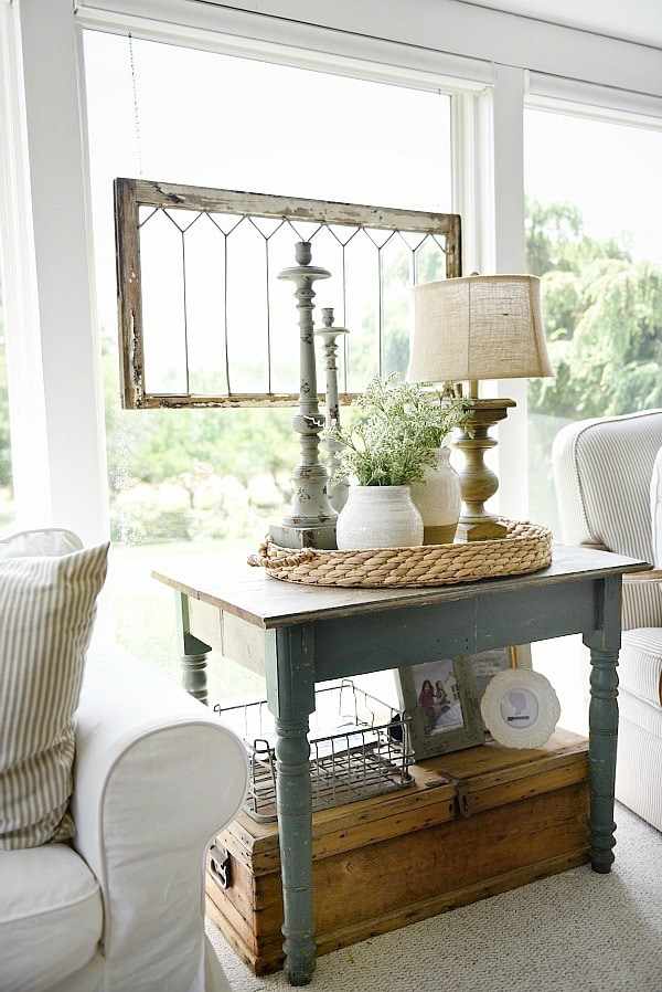 Farmhouse cozy sunroom - Cottage style farmhouse home decor. A great pin for rustic farmhouse decor inspiration & DIY projects! 