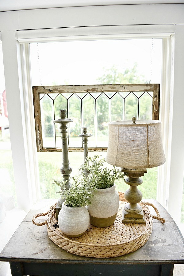 Farmhouse cozy sunroom - Cottage style farmhouse home decor. A great pin for rustic farmhouse decor inspiration & DIY projects! 