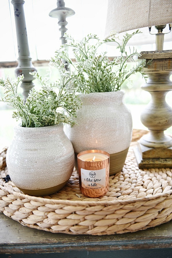 Farmhouse cozy sunroom - Cottage style farmhouse home decor. A great pin for rustic farmhouse decor inspiration & DIY projects! 