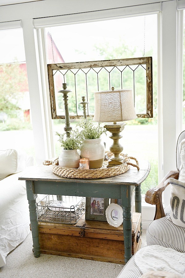 Farmhouse cozy sunroom - Cottage style farmhouse home decor. A great pin for rustic farmhouse decor inspiration & DIY projects! 