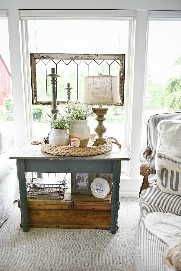 Cozy cottage farmhouse sunroom - Maison blanche chalkpaint farmhouse side table makeover
