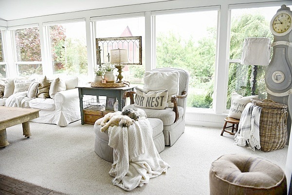 Farmhouse cozy sunroom - Cottage style farmhouse home decor. A great pin for rustic farmhouse decor inspiration & DIY projects! 