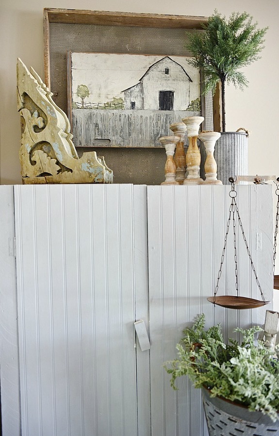Farmhouse style vignette - A rustic barn painting in a farmhouse living room. A great pin for farmhouse decor ideas!! 