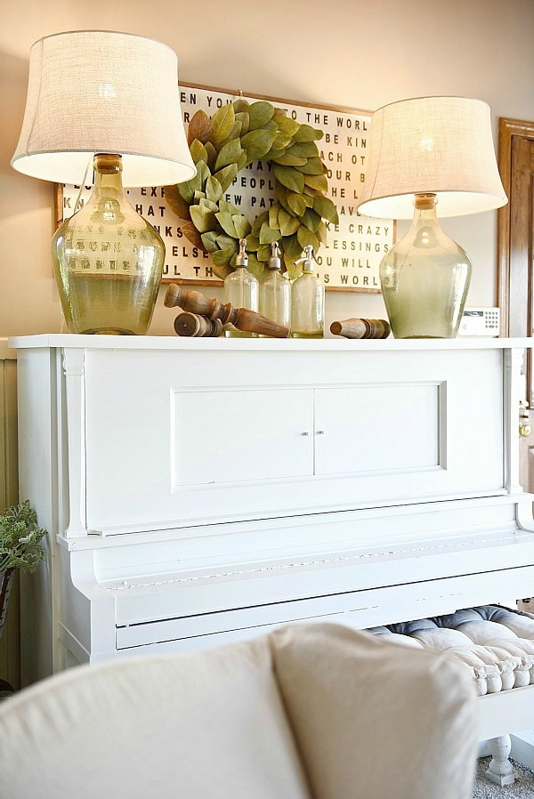 How To Decorate a piano in a farmhouse living room - Great farmhouse decor tips & tricks! 