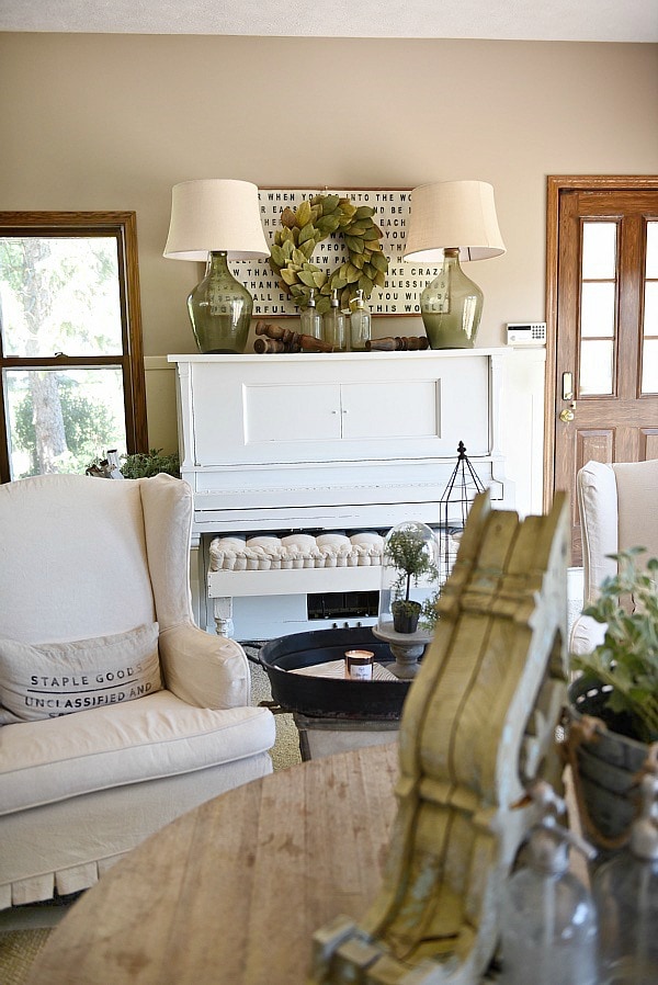 How To Decorate a piano in a farmhouse living room - Great farmhouse decor tips & tricks! 