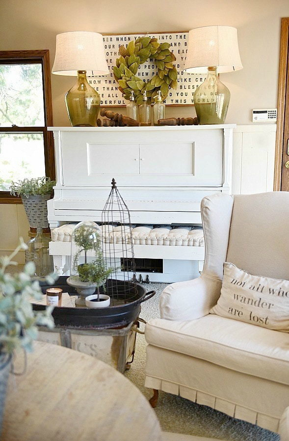 How To Decorate a piano in a farmhouse living room - Great farmhouse decor tips & tricks! 