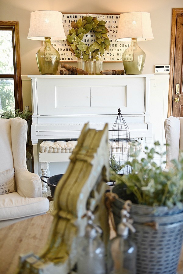 How To Decorate a piano in a farmhouse living room - Great farmhouse decor tips & tricks! 