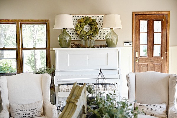 How To Decorate a piano in a farmhouse living room - Great farmhouse decor tips & tricks! 