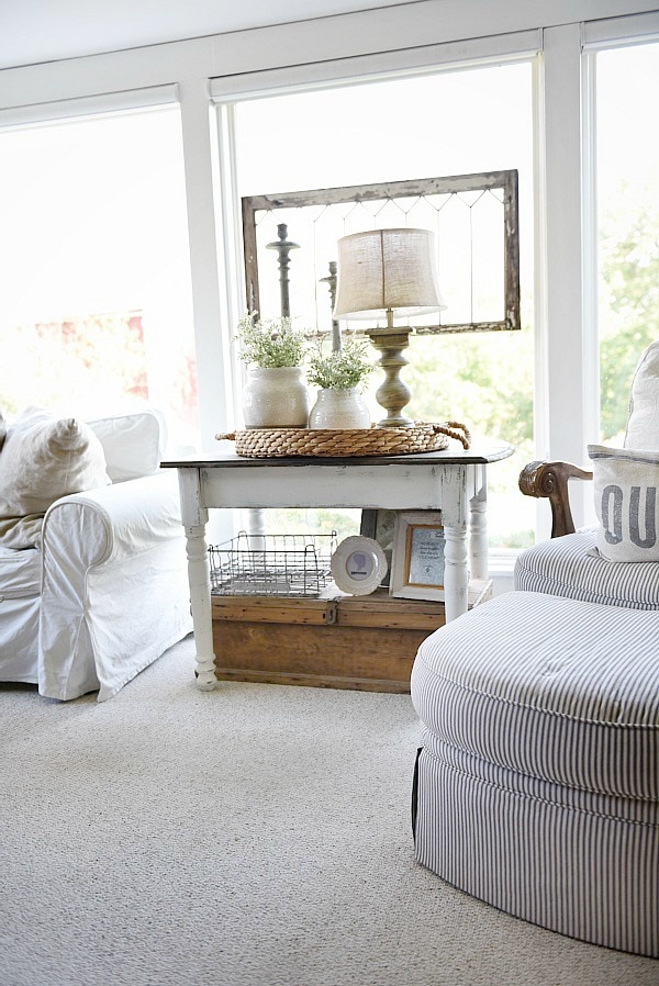Cozy cottage farmhouse sunroom - Maison blanche chalkpaint farmhouse side table makeover