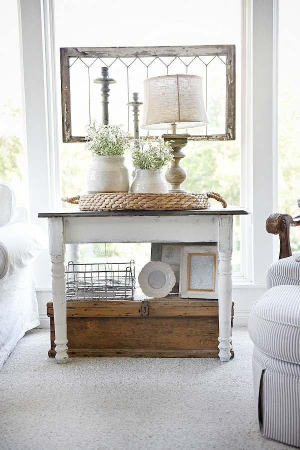Cozy cottage farmhouse sunroom - Maison blanche chalkpaint farmhouse side table makeover