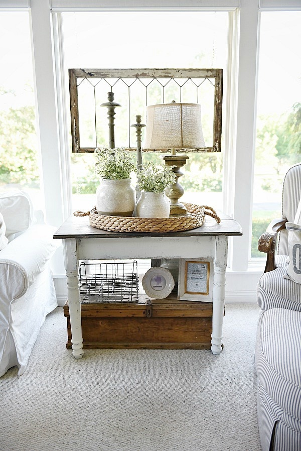 Cozy cottage farmhouse sunroom - Maison blanche chalkpaint farmhouse side table makeover