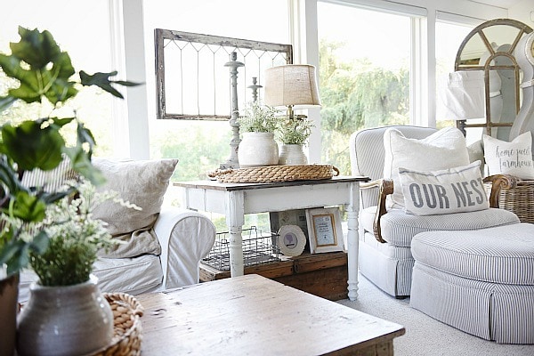 Cozy cottage farmhouse sunroom - Maison blanche chalkpaint farmhouse side table makeover
