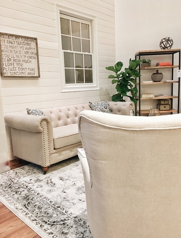 neutral living room decor with a shiplap wall - great cottage & farmhouse style inspiration! 