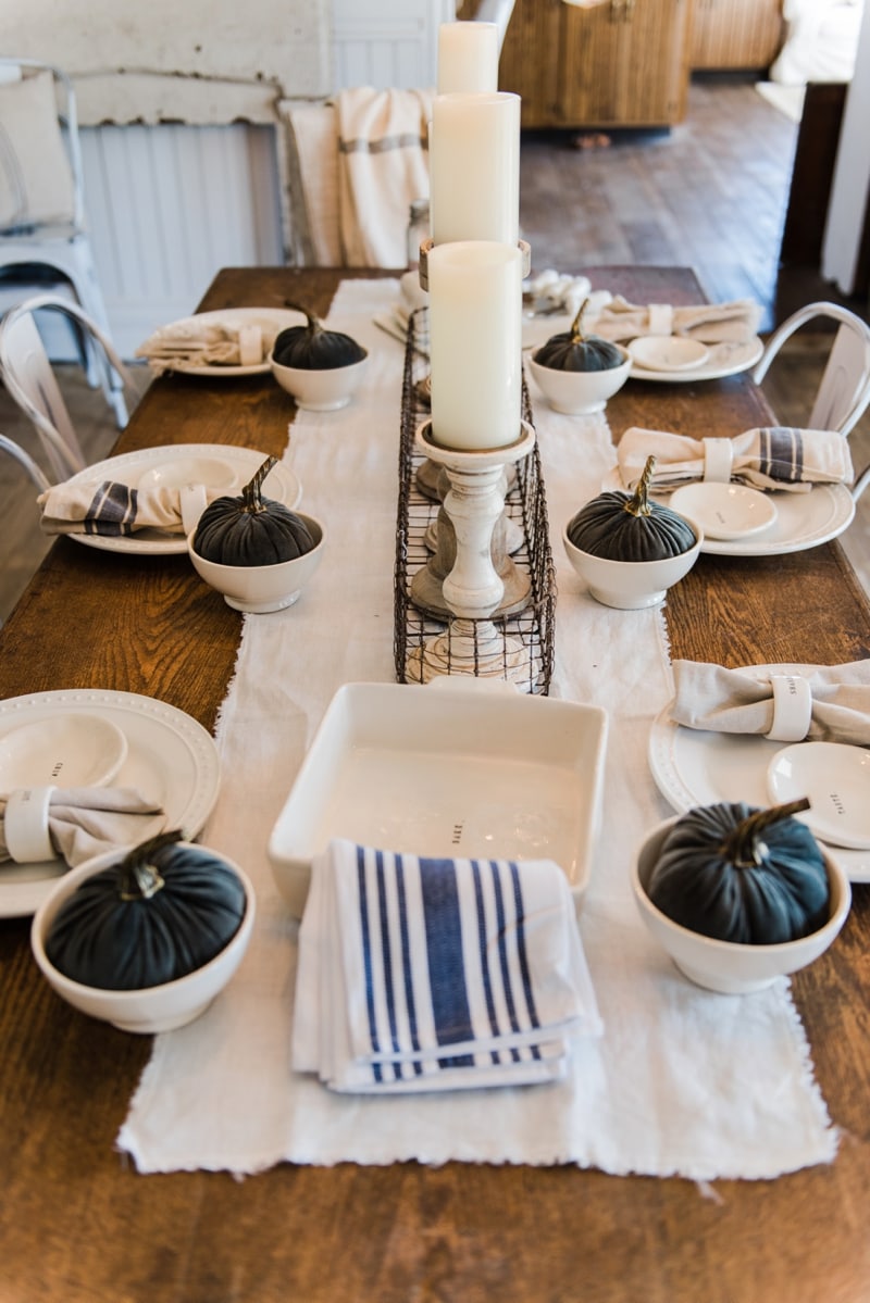 Neutral & rustic fall dining room. A farmhouse style dining room. 