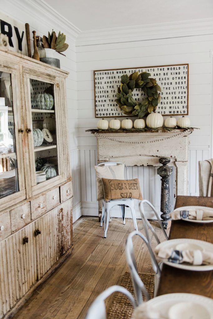 Simple rustic fall farmhouse mantel - Farmhouse fall decor 