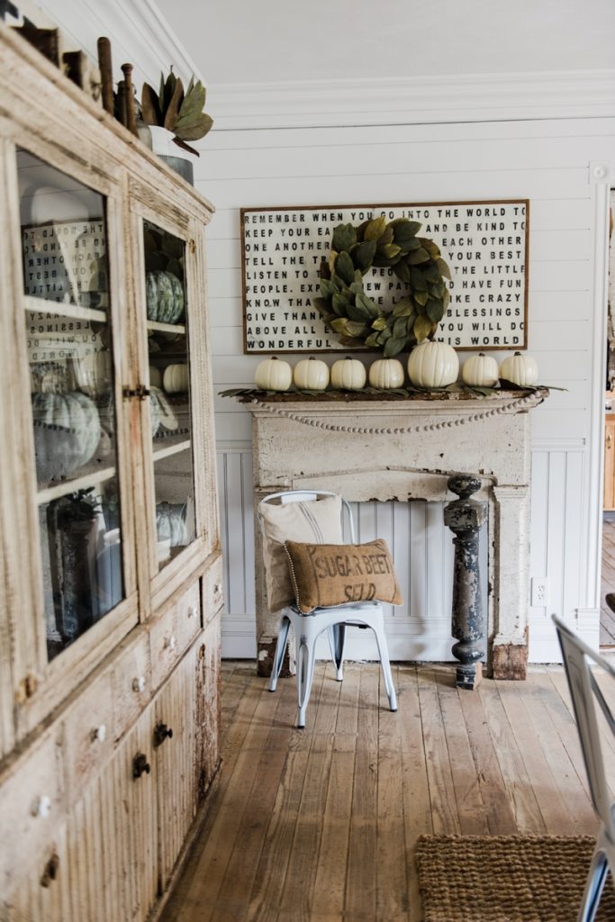 Simple rustic fall farmhouse mantel - Farmhouse fall decor 