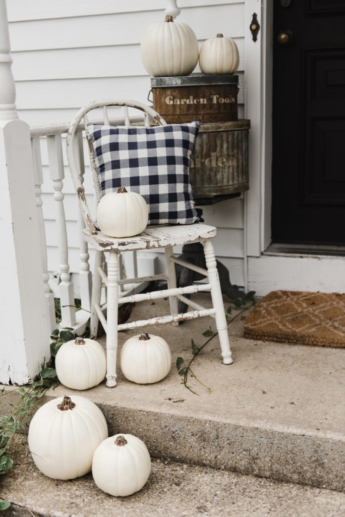 Farmhouse buffalo check fall decor on the back stoop - Great farmhouse fall decor inspiration. 