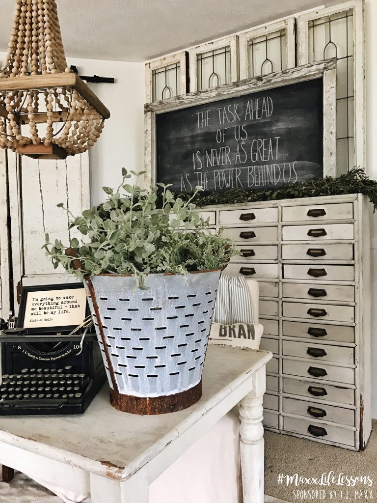 Farmhouse office - A great source for farmhouse inspiration