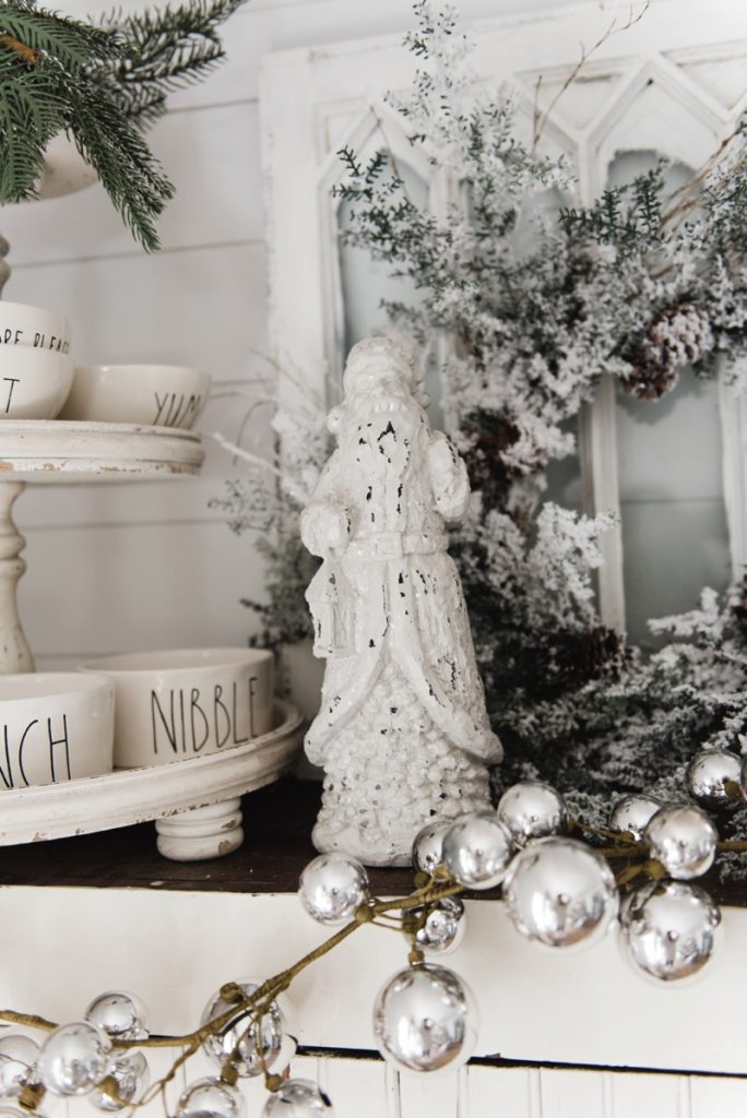 Cozy Rustic Farmhouse Cottage Christmas decor - A great pin for inspiration for neutral rustic holiday decor. 