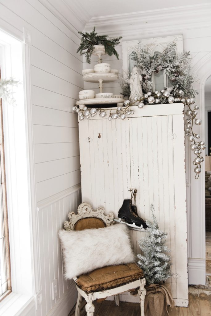 Cozy Rustic Farmhouse Cottage Christmas decor - A great pin for inspiration for neutral rustic holiday decor. 