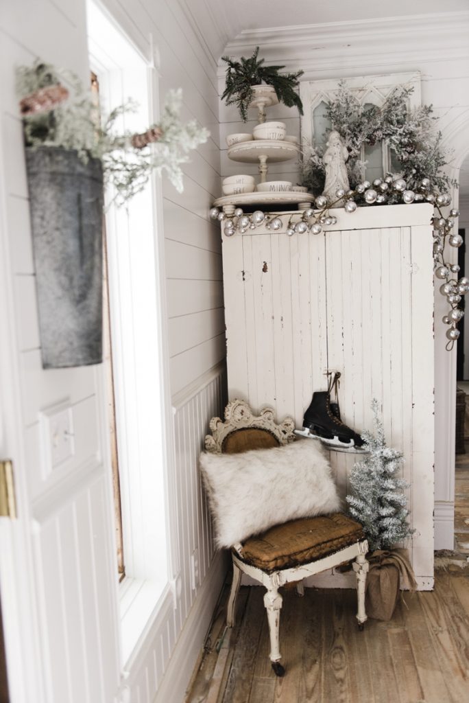 Cozy Rustic Farmhouse Cottage Christmas decor - A great pin for inspiration for neutral rustic holiday decor. 