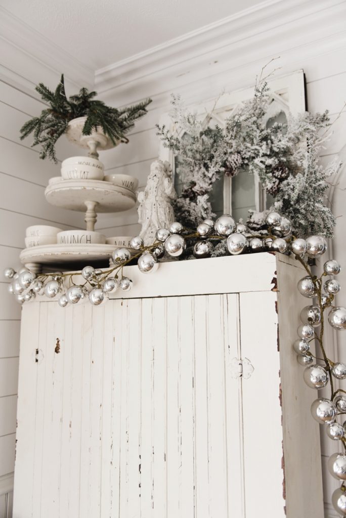 Cozy Rustic Farmhouse Cottage Christmas decor - A great pin for inspiration for neutral rustic holiday decor. 