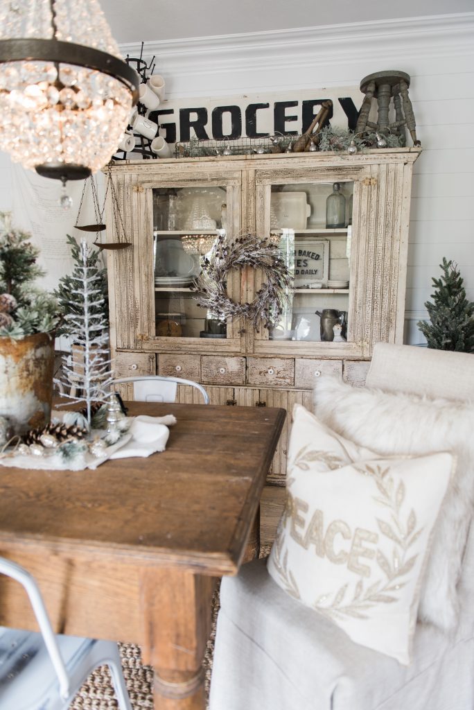 Cozy Rustic Farmhouse Cottage Christmas decor - A great pin for inspiration for neutral rustic holiday decor. 