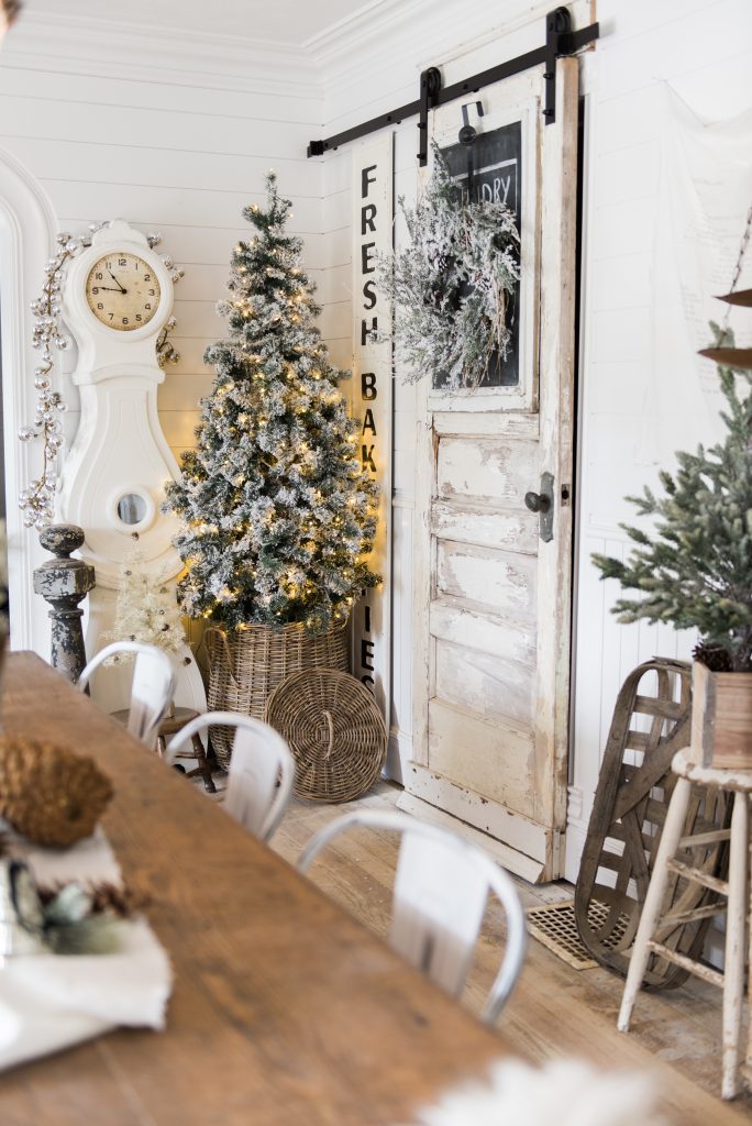 Cozy Rustic Farmhouse Cottage Christmas decor - A great pin for inspiration for neutral rustic holiday decor. 