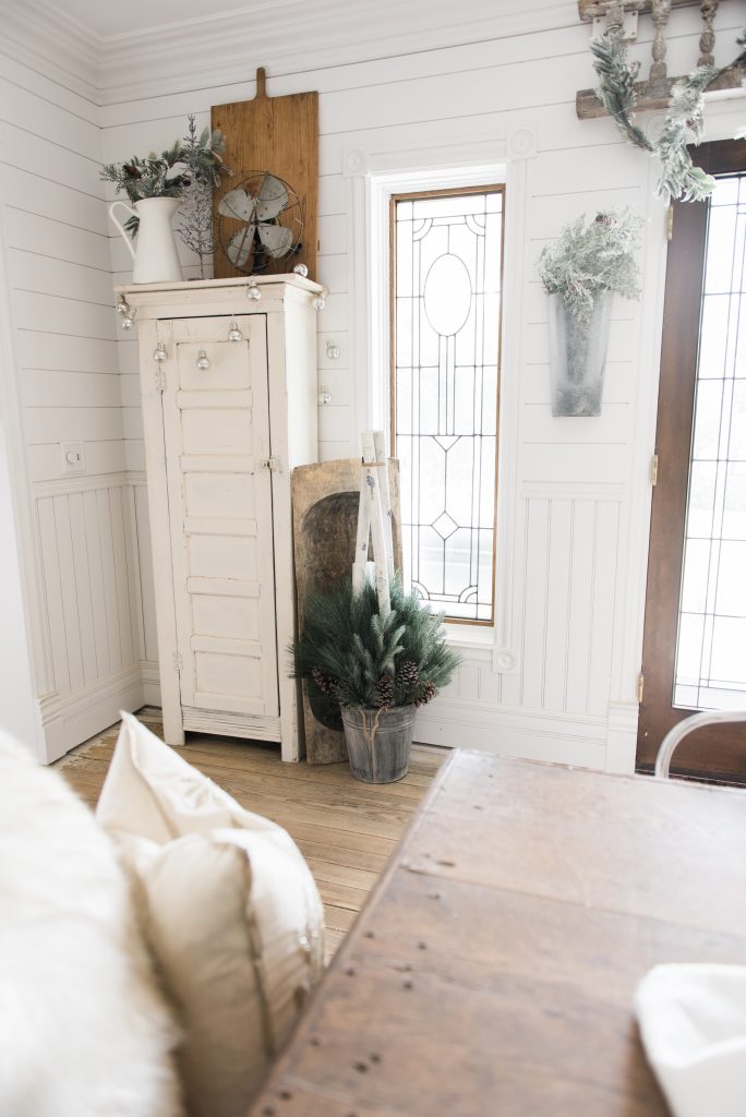 Rustic Glam Christmas Farmhouse Dining Room - A must pin for farmhouse christmas decor