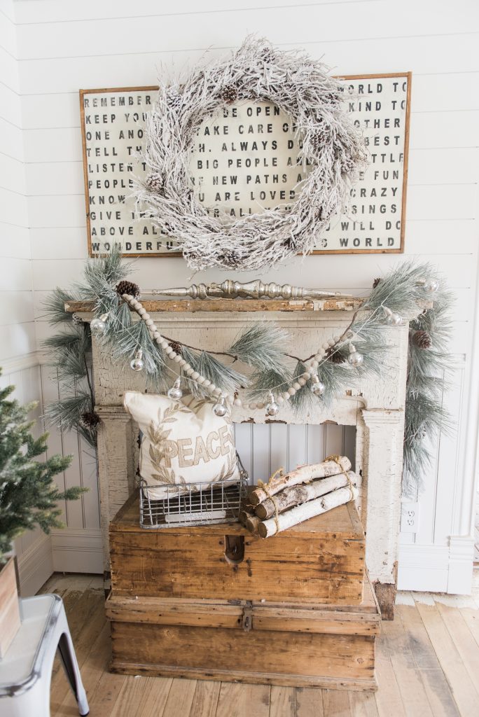 Cozy Rustic Farmhouse Cottage Christmas decor - A great pin for inspiration for neutral rustic holiday decor. 