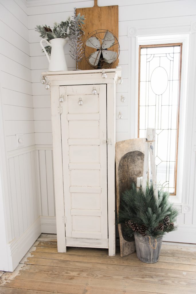 Cozy Rustic Farmhouse Cottage Christmas decor - A great pin for inspiration for neutral rustic holiday decor. 
