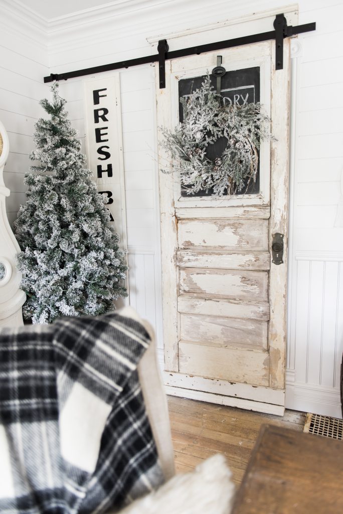 Rustic Glam Christmas Farmhouse Dining Room - A must pin for farmhouse christmas decor