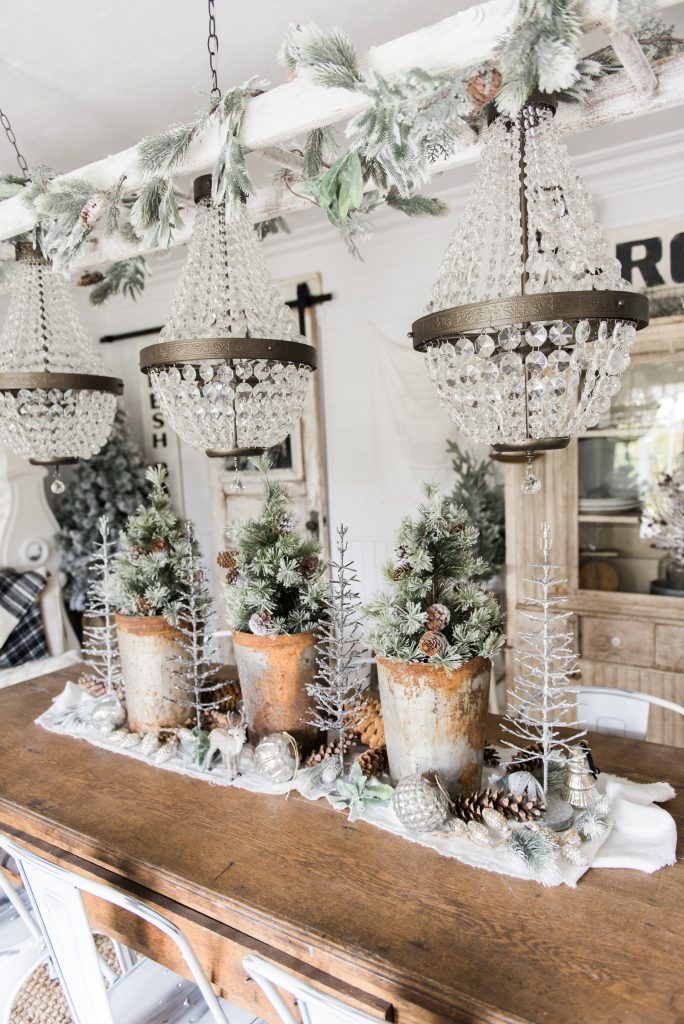 Rustic Glam Christmas Farmhouse Dining Room - A must pin for farmhouse christmas decor