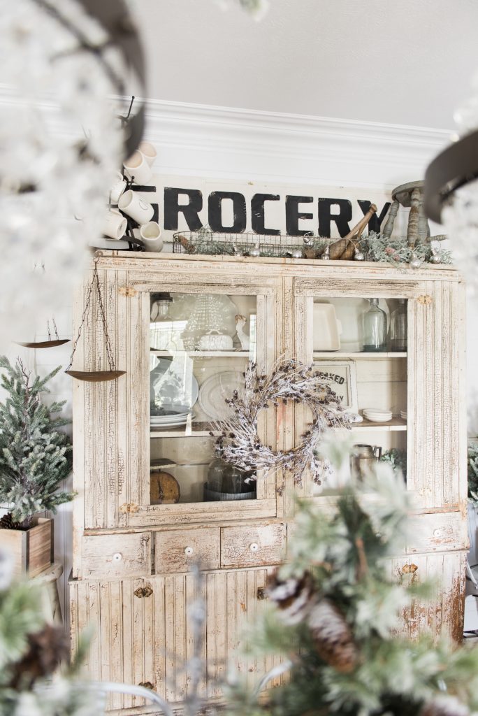 Rustic Glam Christmas Farmhouse Dining Room - A must pin for farmhouse christmas decor