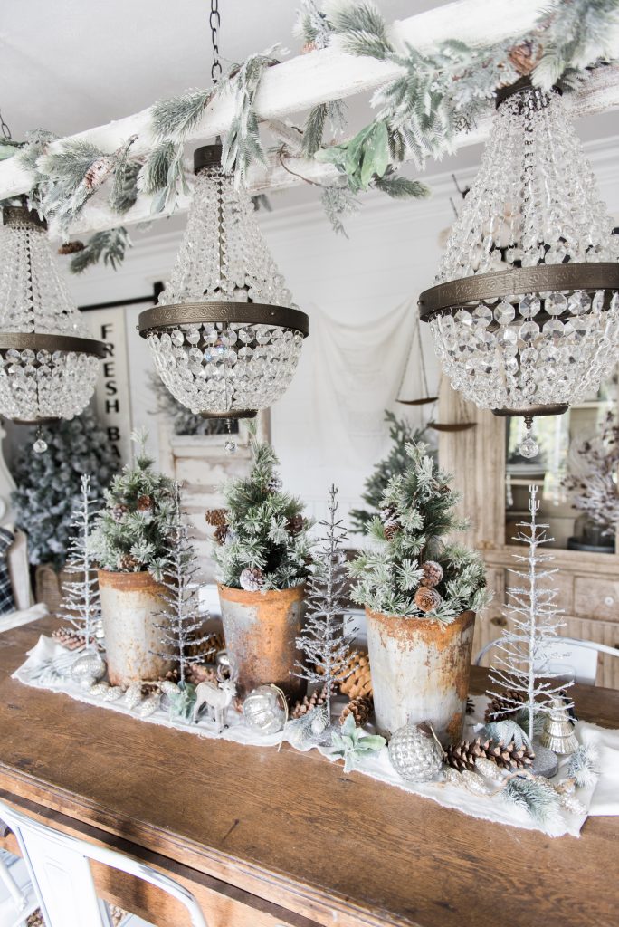 Rustic Glam Christmas Farmhouse Dining Room - A must pin for farmhouse christmas decor