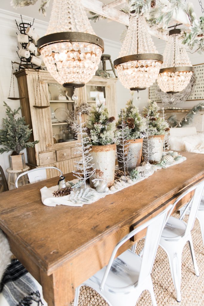 Rustic Glam Christmas Farmhouse Dining Room - A must pin for farmhouse christmas decor