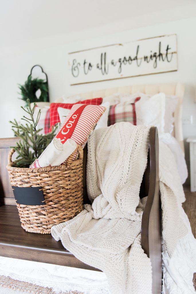 Cozy Rustic Farmhouse Cottage Christmas decor - A great pin for inspiration for neutral rustic holiday decor. 