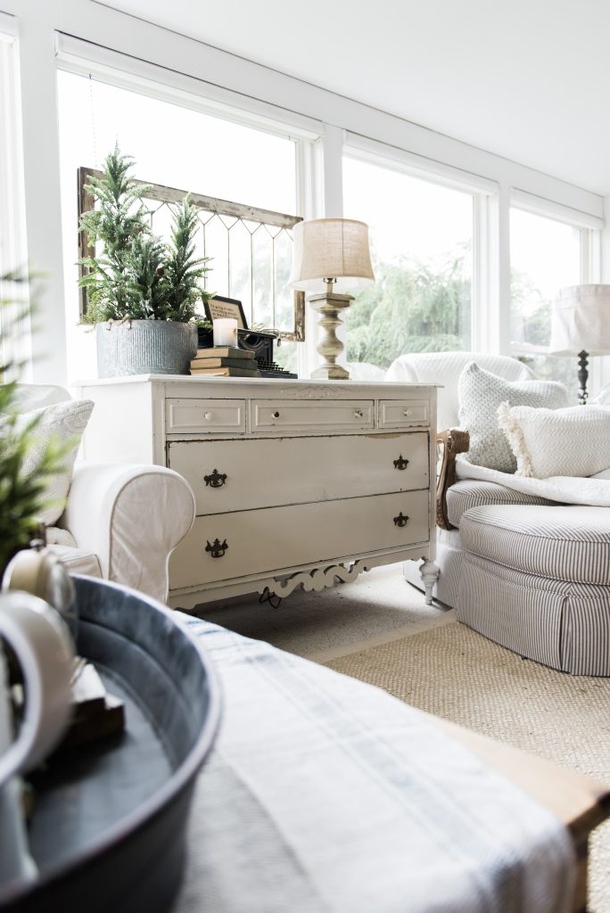 Farmhouse style sunroom - Great cottage decor & farmhouse decor inspiration!